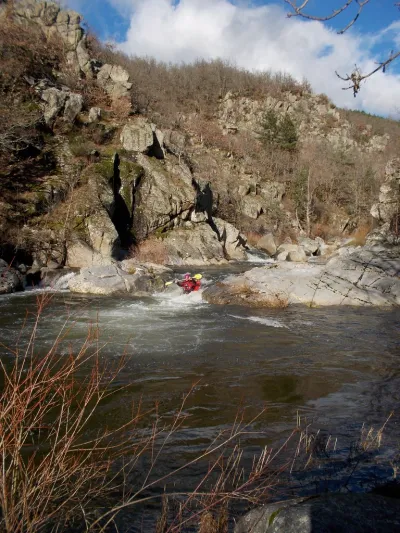 Denis franchit le seuil facile qui fait suite au Seuil d'entrée des Gorges (classe 4+) visible en arrière-plan.